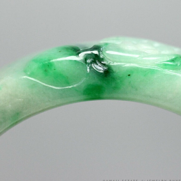 VINTAGE JADE GREEN WHITE GREY CARVED BAT FRUIT 12MM FLAT BANGLE BRACELET - Picture 6 of 9